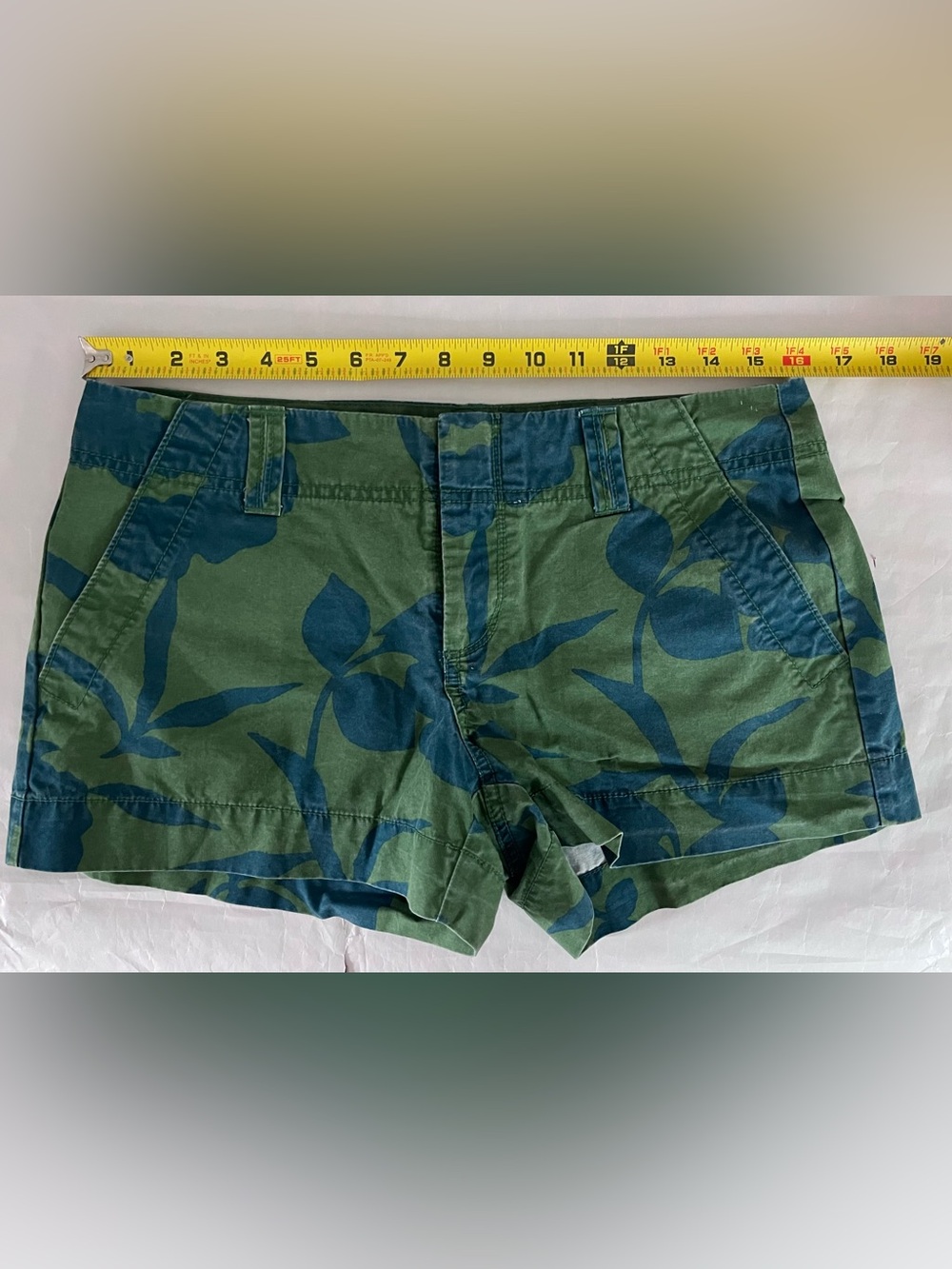 Old Navy Green Safari / Burmuda Shorts with Blue Floral Print Size 4 Low Rise - Picture 8 of 10